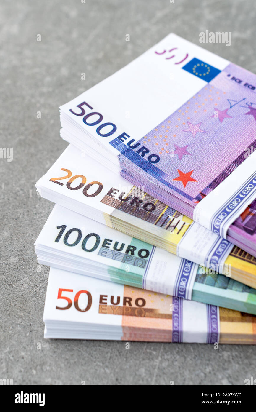 Valuta Euro denaro. Denaro contante, Euro Bills. Pile di banconote su sfondo concreto nel cinquecento, due centinaia, uno centinaia e negli anni cinquanta Foto Stock