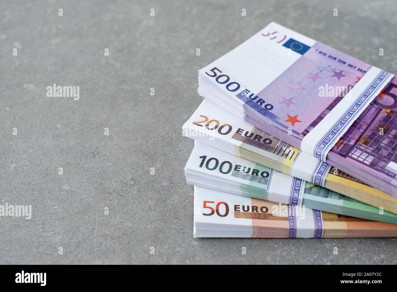 Valuta Euro denaro. Denaro contante, Euro Bills. Pile di banconote su sfondo concreto nel cinquecento, due centinaia, uno centinaia e negli anni cinquanta Foto Stock