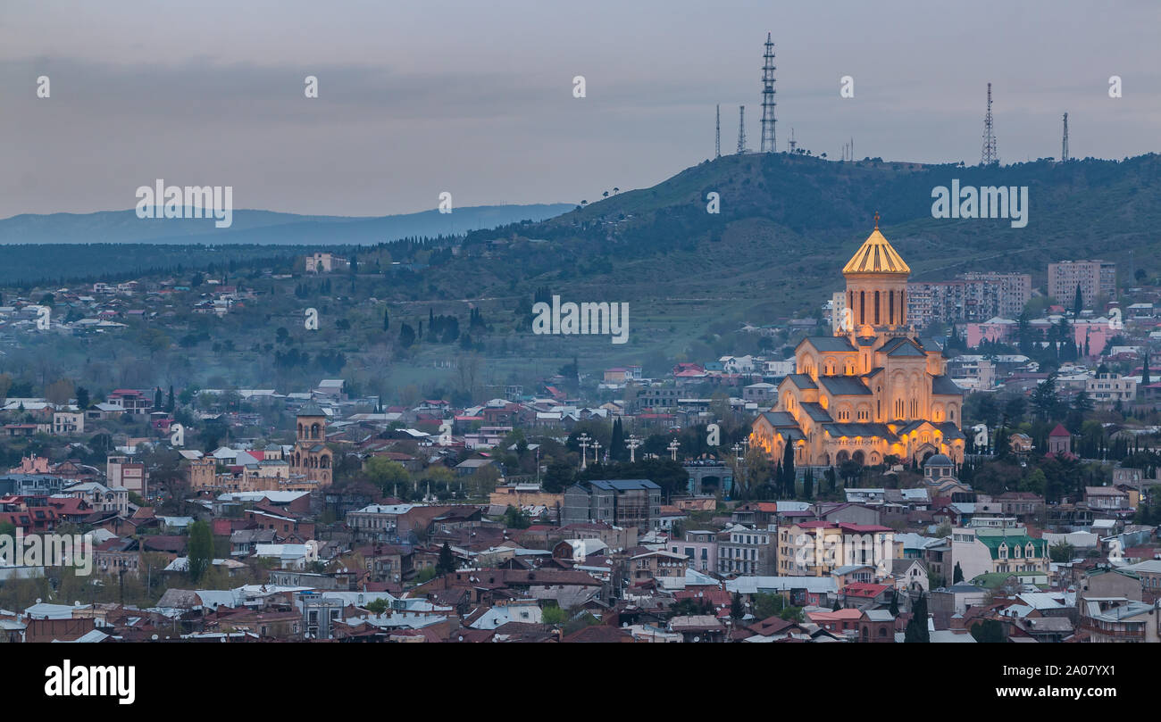 Una foto della Cattedrale di Sameba catturati al tramonto, a Tbilisi. Foto Stock
