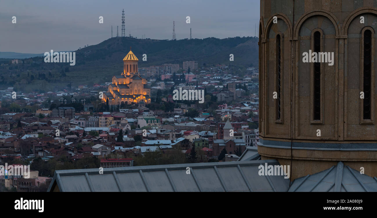Una foto della Cattedrale di Sameba catturati al tramonto, a Tbilisi. Foto Stock