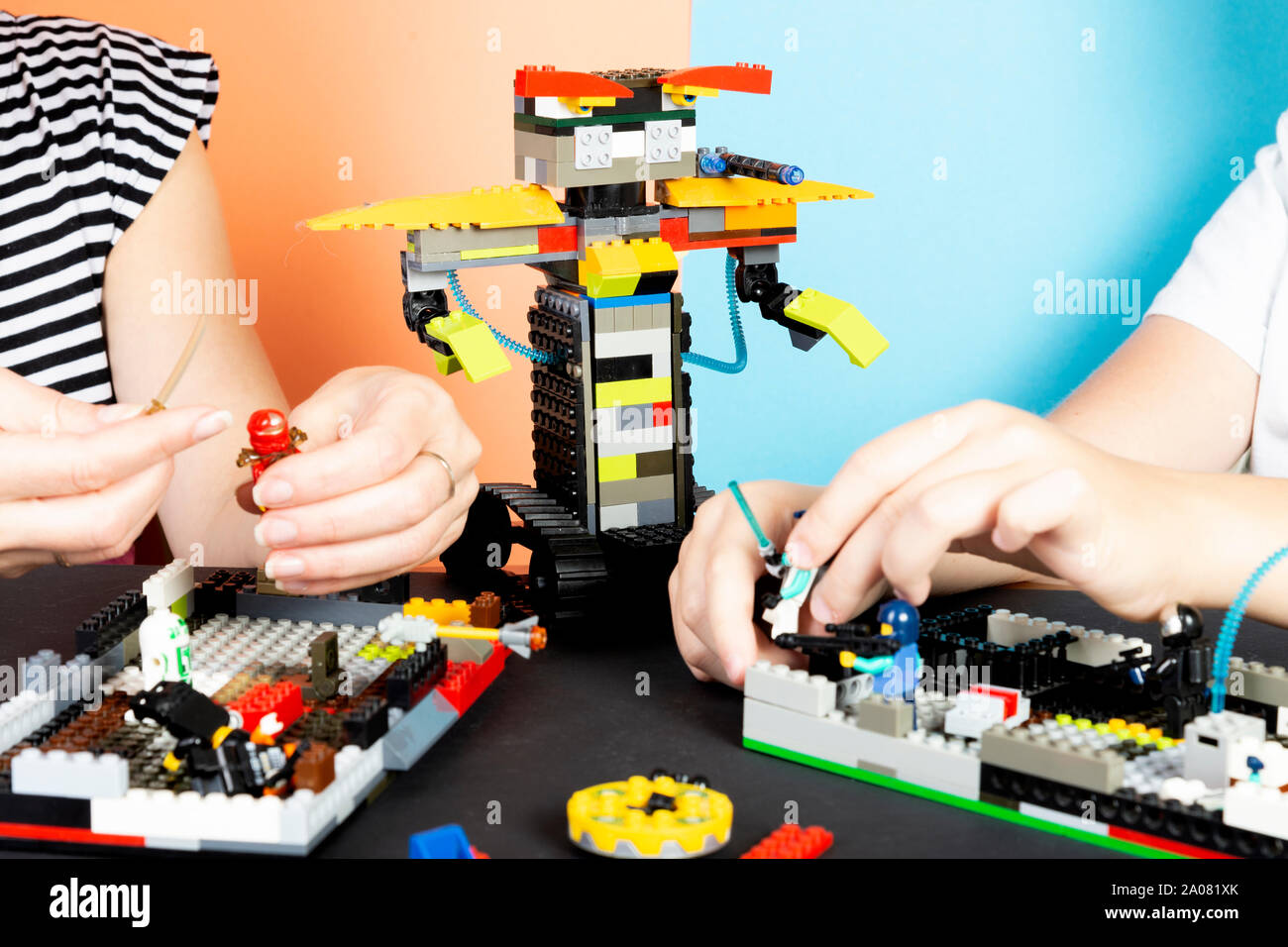 Robot Lego. Un bambino e una donna di assemblare un robot dalle parti in  plastica, in treno. Il gadget più caldi. L'E-learning. Moderne tecnologie  di formazione. istruzione Foto stock - Alamy