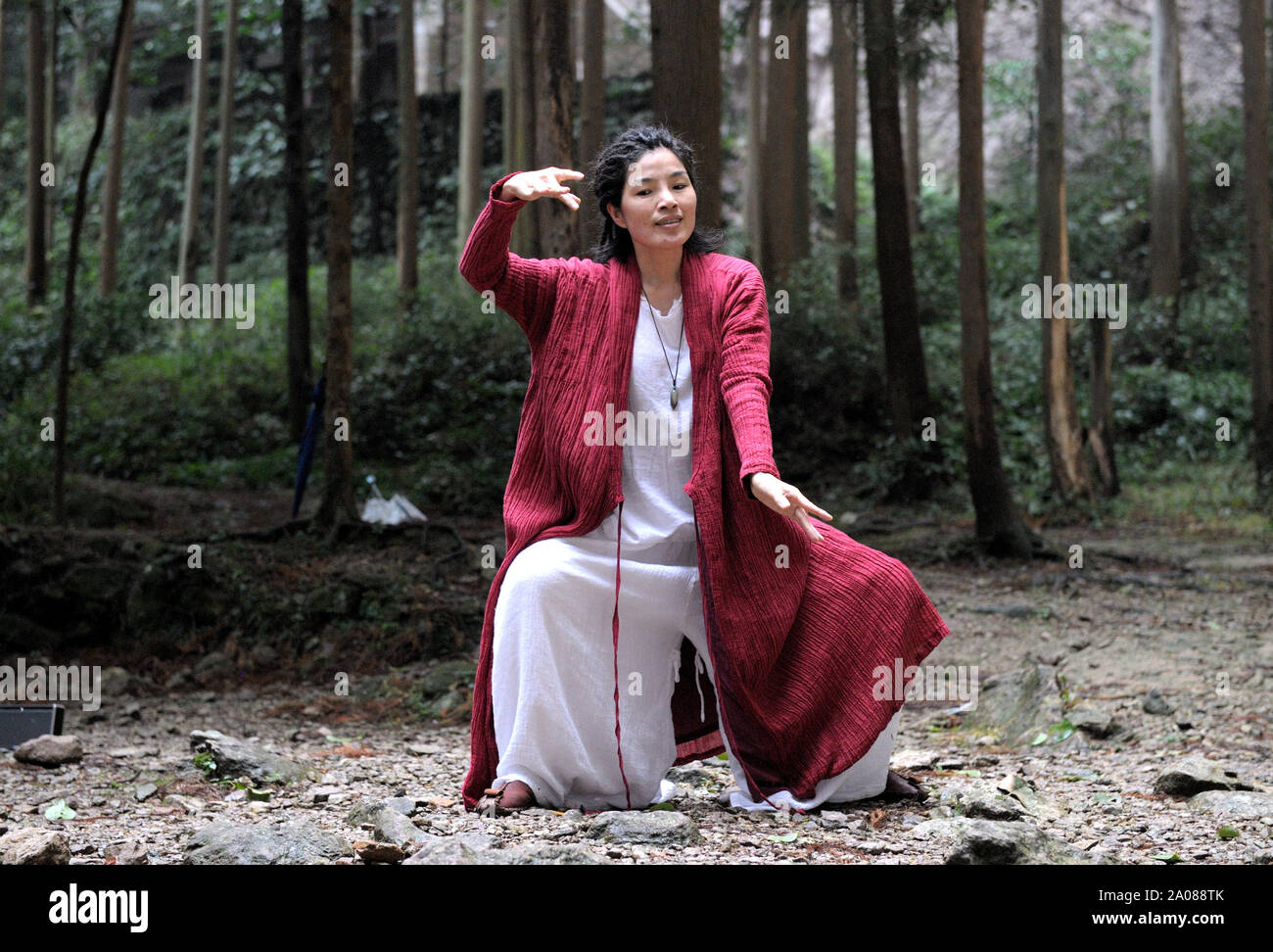 Una donna sta eseguendo una tradizionale danza cinese (Cina). Foto Stock