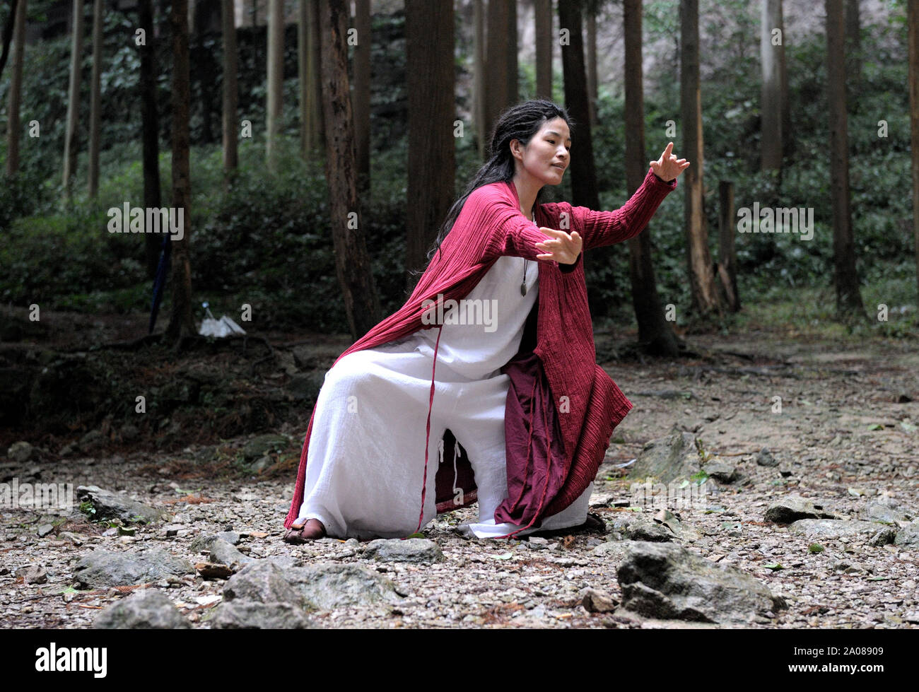 Una donna sta eseguendo una tradizionale danza cinese (Cina). Foto Stock