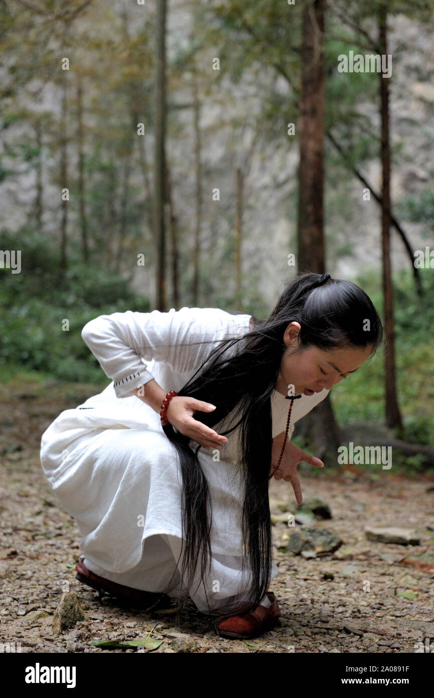 Una donna sta eseguendo una tradizionale danza cinese (Cina). Foto Stock