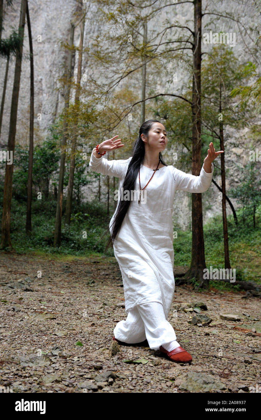 Una donna sta eseguendo una tradizionale danza cinese (Cina). Foto Stock
