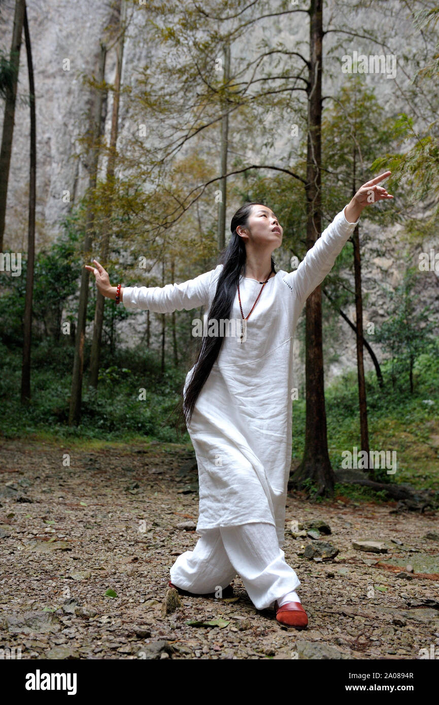 Una donna sta eseguendo una tradizionale danza cinese (Cina). Foto Stock