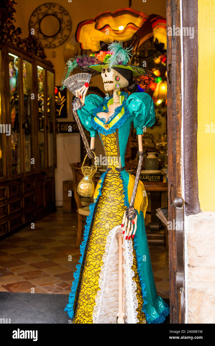Locale scultura calaca scheletro utilizzato durante il giorno dei morti festival Tlaquepaque, vicino a Guadalajara, Jalisco, Messico. Foto Stock