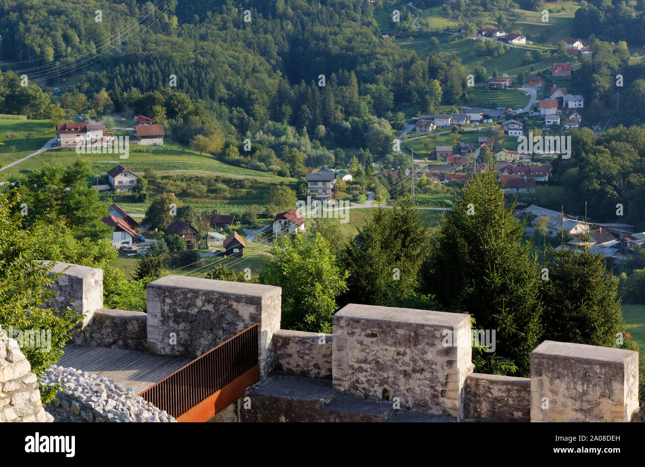 Vista del paesaggio di campagna dalla merlatura del vecchio castello di Celje, Slovenia Foto Stock
