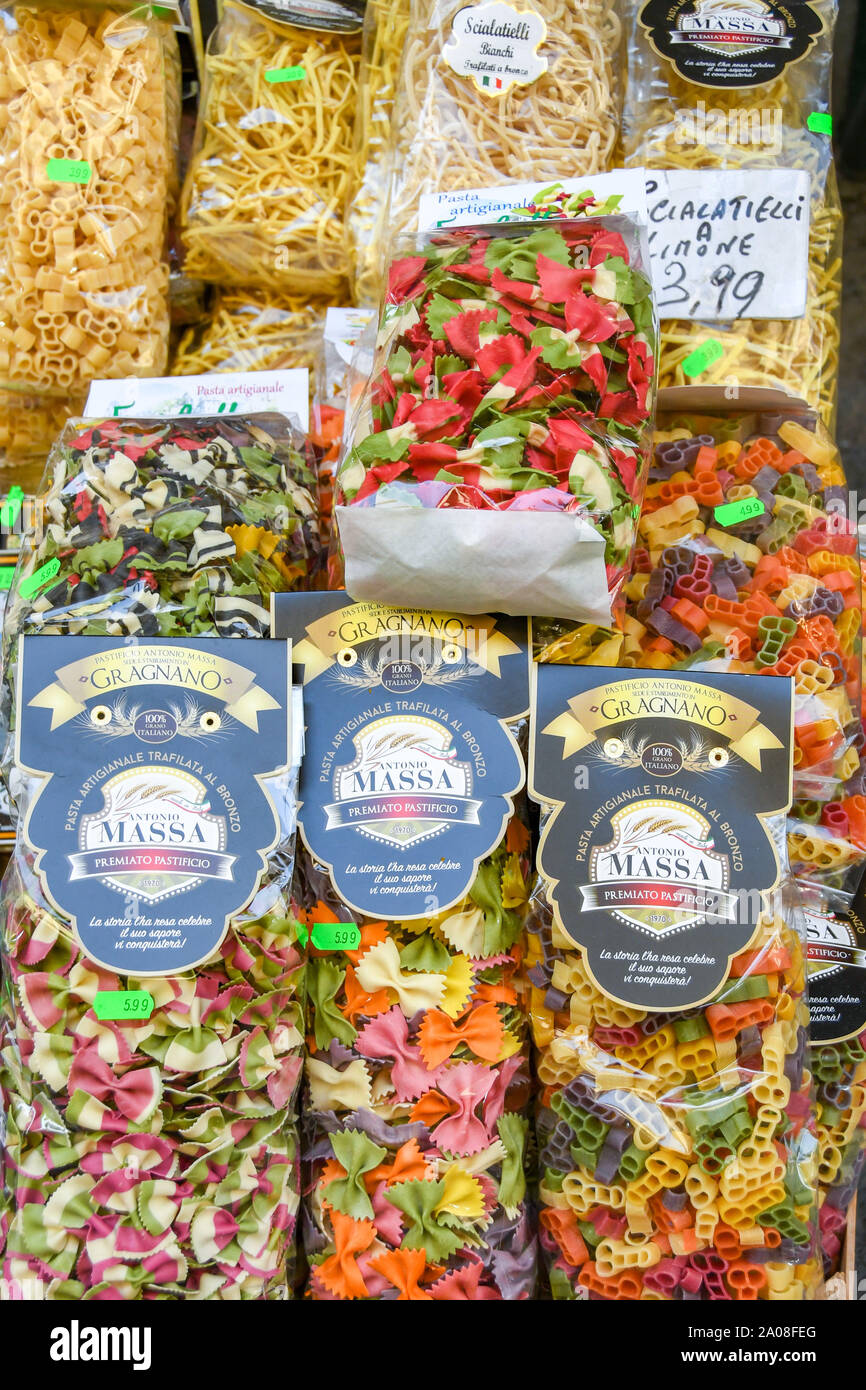 SORRENTO, ITALIA - Agosto 2019: Close up di sacchetti di pasta essiccata in vendita in un negozio nel centro storico di Sorrento. Foto Stock