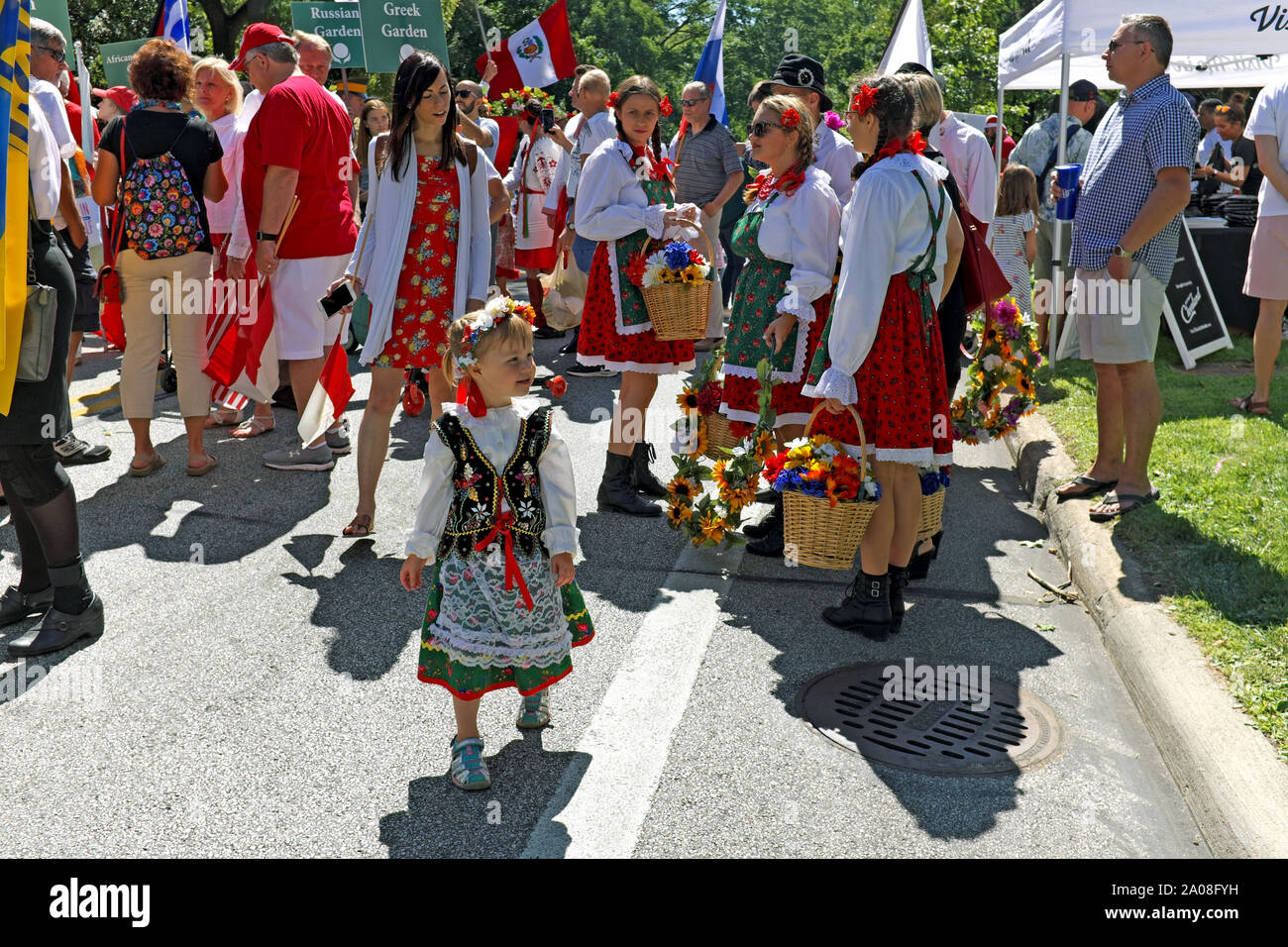 Un gruppo che rappresenta la Comunità polacca in Cleveland Ohio prepararsi a partecipare nel 2019 una Giornata Mondiale sfilata di apertura. Foto Stock