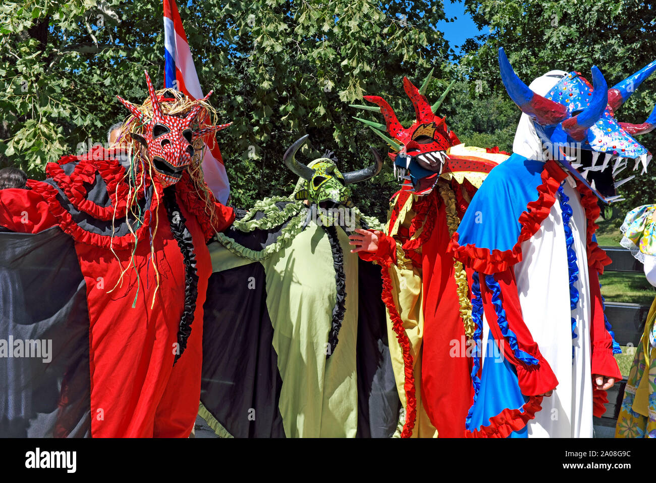 I partecipanti vestiti da Chupracabra nella celebrazione Della Giornata Mondiale A Cleveland, Ohio, fanno parte del gruppo che rappresenta la comunità portoricana. Foto Stock