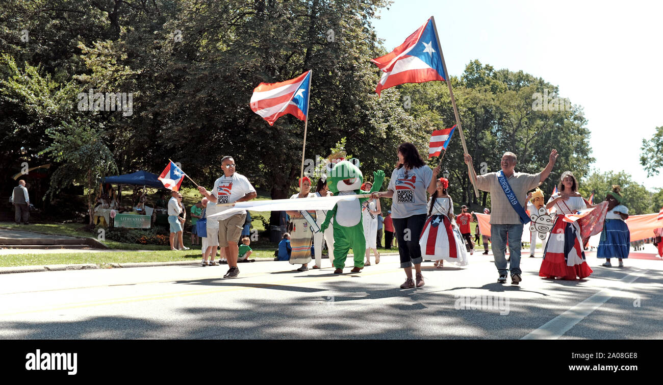 I rappresentanti della comunità portoricana di Cleveland partecipano alla celebrazione della giornata Mondiale del 2019 a Cleveland, Ohio, il 25 agosto 2019. Foto Stock