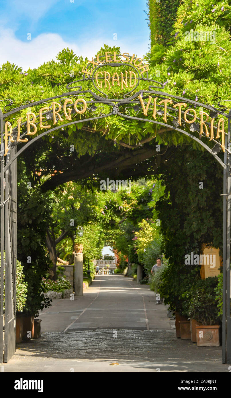 SORRENTO, ITALIA - Agosto 2019: Deocorative ferro battuto lamiera sui cancelli dell'Excelsior Grand Hotel Vittoria di Sorrento. Foto Stock