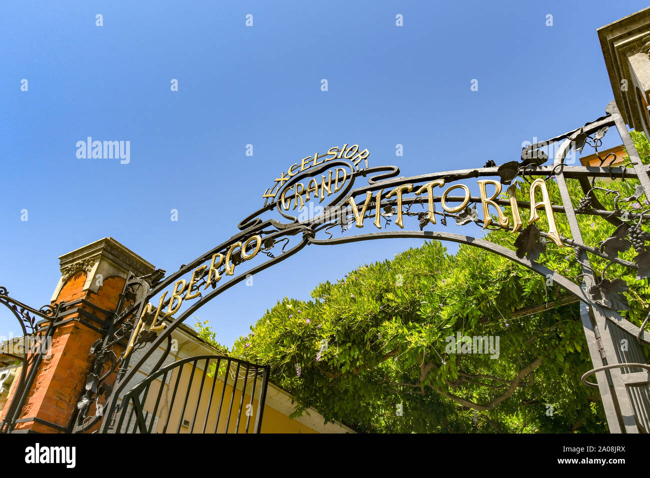 SORRENTO, ITALIA - Agosto 2019: Deocorative ferro battuto lamiera sui cancelli dell'Excelsior Grand Hotel Vittoria di Sorrento. Foto Stock