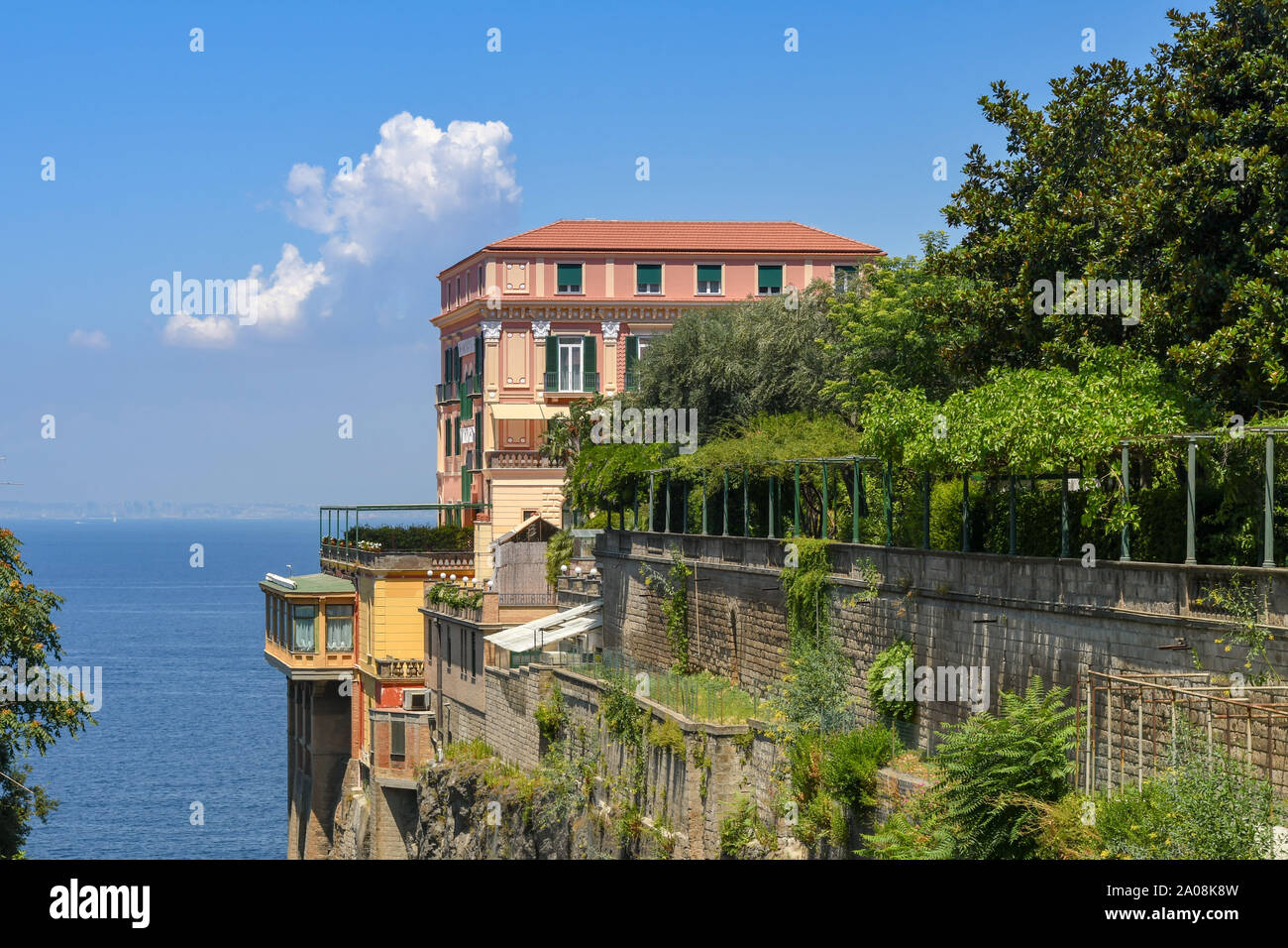 SORRENTO, ITALIA - Agosto 2019: l'Excelsior Grand Hotel Vittoria di Sorrento. Essa occupa una fondamentale posizione di una scogliera che si affaccia sul Golfo di Napoli Foto Stock