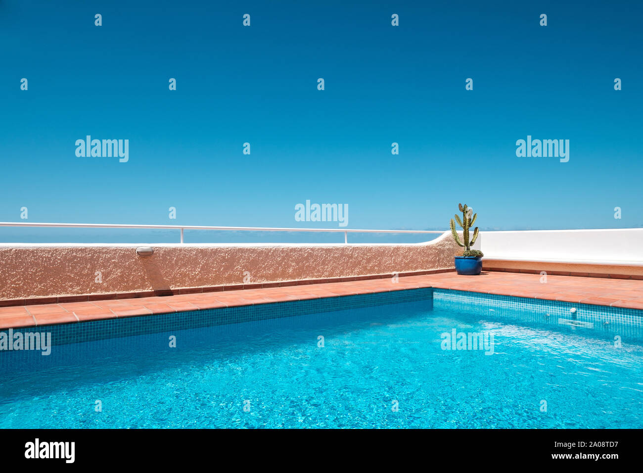 La piscina esterna con il cielo azzurro sfondo Foto Stock