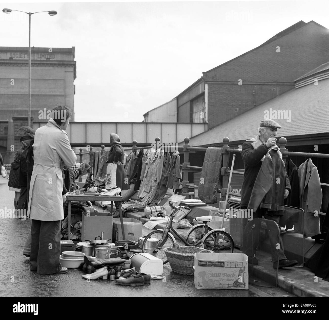 Paddy il Mercato del Sabato Mattina mercato delle pulci, Quayside, Newcastle, c.1972 Foto Stock