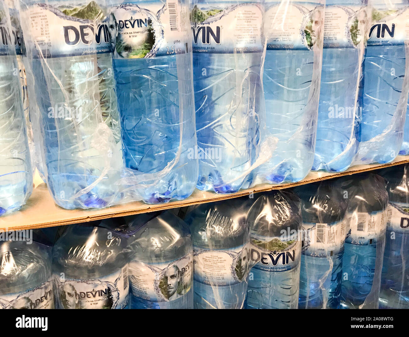 Pomorie, Bulgaria - 06 Settembre 2019: DEVIN acqua minerale naturale. DEVIN  è il leader di acqua in bottiglia Azienda in Bulgaria Foto stock - Alamy