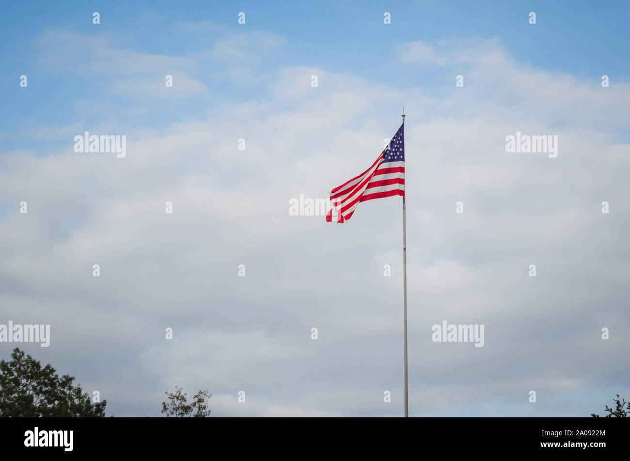 Bandiera degli Stati Uniti tremore a vento contro il cielo blu Foto Stock