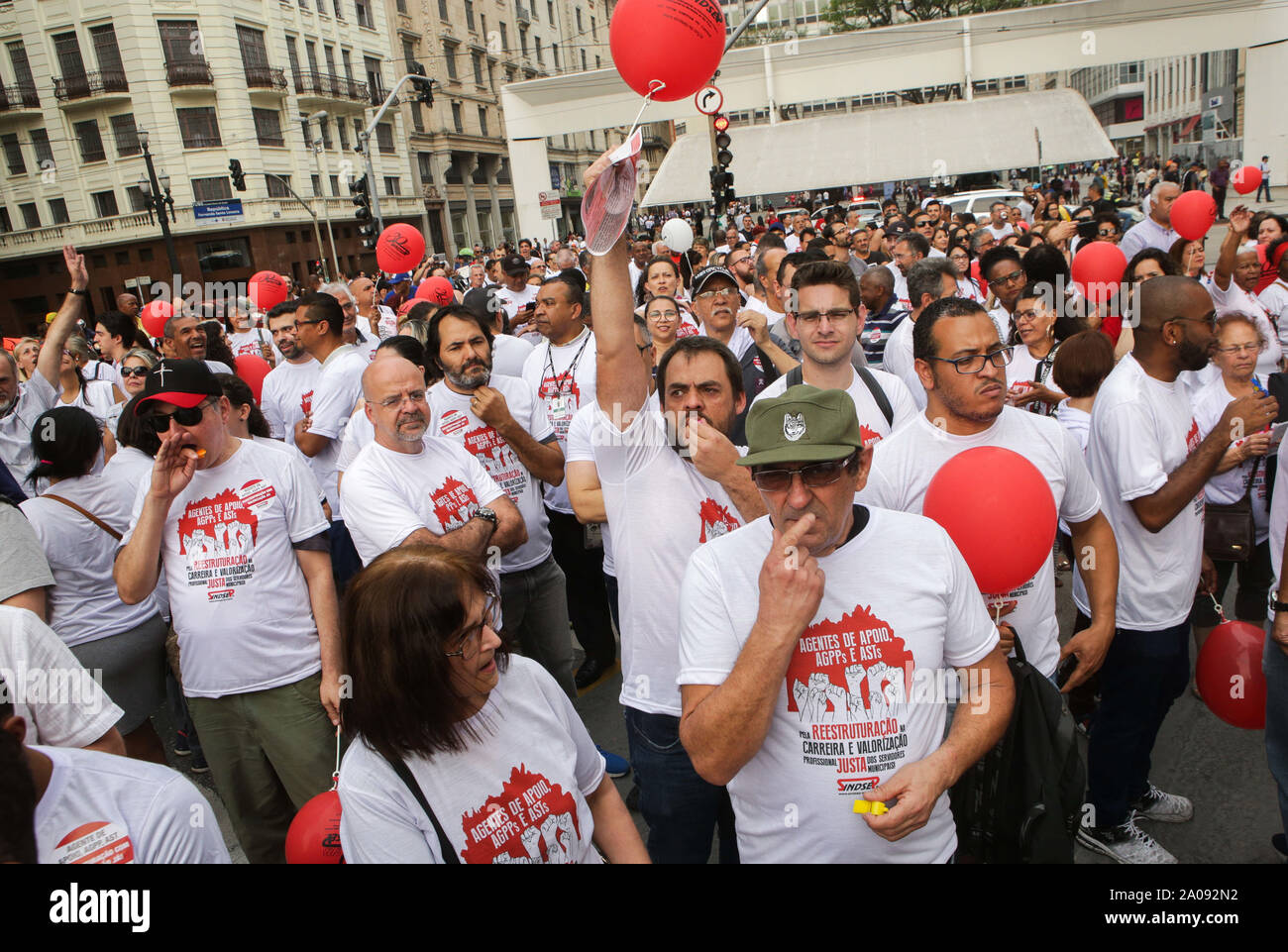 Settembre 19, 2019, Sao Paulo, Brasile: centinaia di dipendenti comunali protesta di fronte Sao Paulo City Hall per la correzione di stipendio e carriera valutazione piano (credito Immagine: © Dario Oliveira/ZUMA filo) Foto Stock