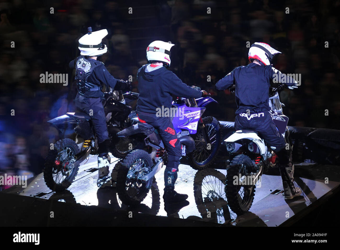 Vista posteriore di tre piloti di Motocross /vincitori sul palco Foto Stock