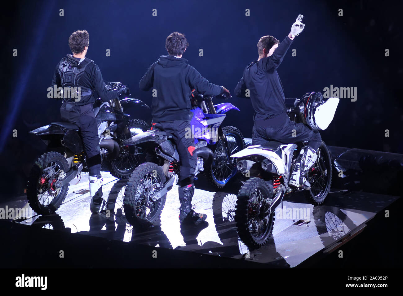 Vista posteriore di tre piloti di Motocross /vincitori sul palco Foto Stock