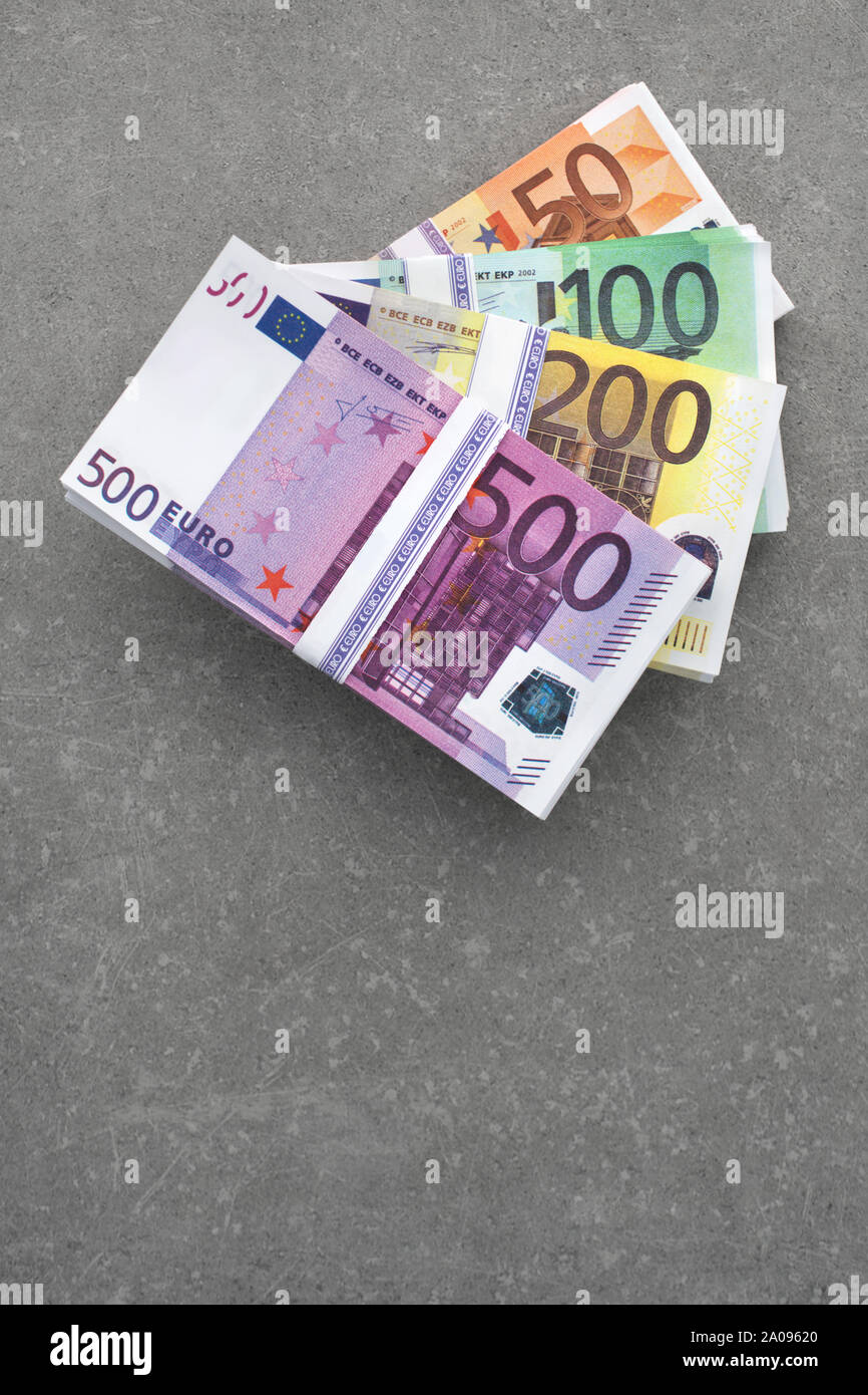 Valuta Euro denaro. Denaro contante, Euro Bills. Pile di banconote su sfondo concreto nel cinquecento, due centinaia, uno centinaia e negli anni cinquanta Foto Stock