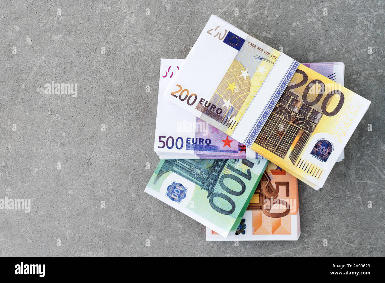 Valuta Euro denaro. Denaro contante, Euro Bills. Pile di banconote su sfondo concreto nel cinquecento, due centinaia, uno centinaia e negli anni cinquanta Foto Stock