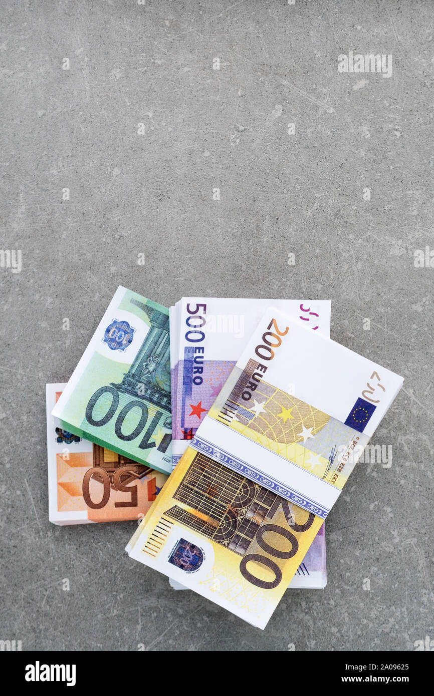 Valuta Euro denaro. Denaro contante, Euro Bills. Pile di banconote su sfondo concreto nel cinquecento, due centinaia, uno centinaia e negli anni cinquanta Foto Stock