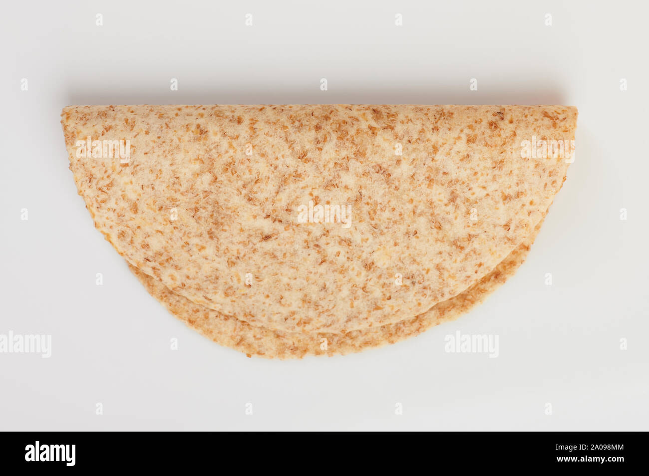 Una tortilla ripiegata sopra visualizza isolati su sfondo bianco Foto Stock