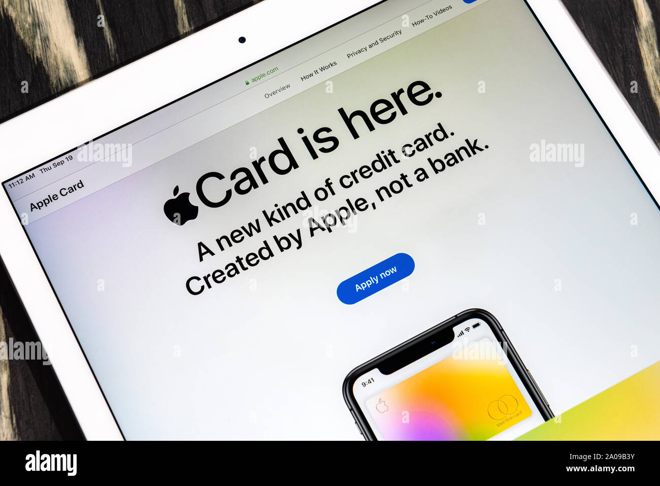 Kiev, Ucraina - 19 Settembre 2019: un close-up shot del sito web apple.com con un annuncio circa il rilascio della Scheda Apple, un nuovo tipo di banking c Foto Stock