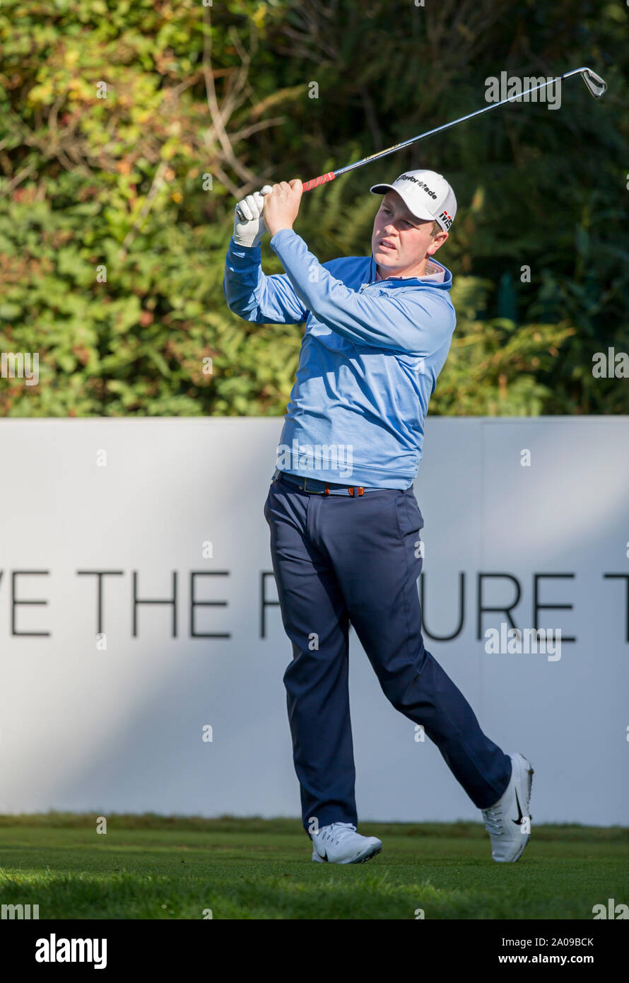 19 settembre 2019; Wentworth Club, Surrey, Inghilterra; European Tour Golf, BMW PGA Championship Wentworth, 1° round; Robert Macintyre (SCO) prendendo il suo tee-shot sul foro 7 Foto Stock