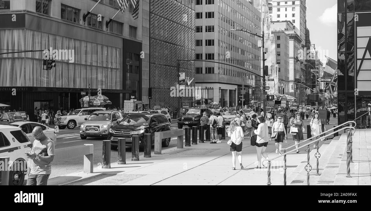 Quinta Avenue di domenica Foto Stock