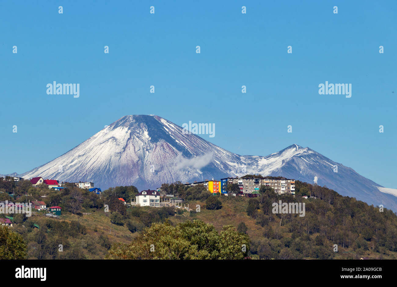 Vista del vulcano Avachinsky e case residenziali dalla Ozero Kultuchnoye lago in Petropavlovk, Russia. Foto Stock