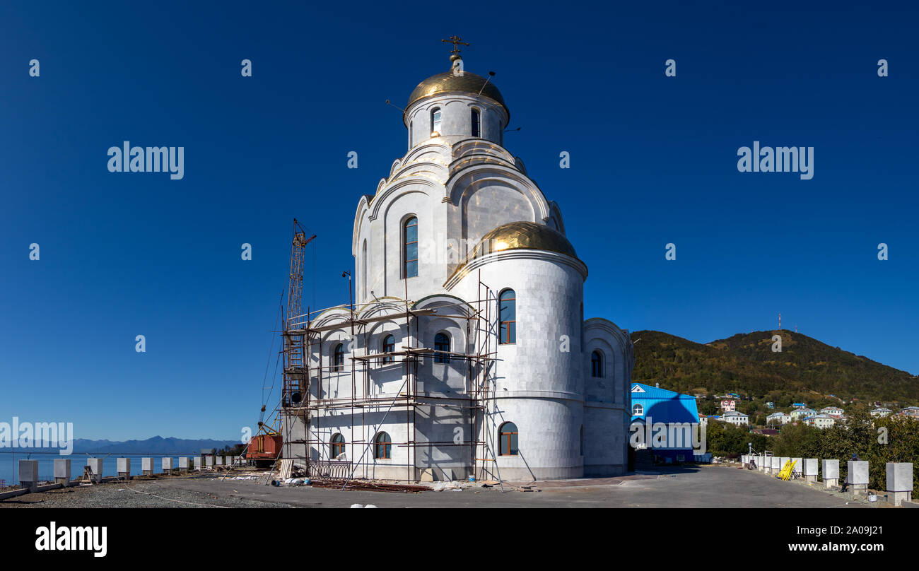 Vista della cattedrale di marittimi in costruzione accanto a Ulitsa Leningradskaya street a Petropavlovsk, Kamchatka in Russia. Foto Stock