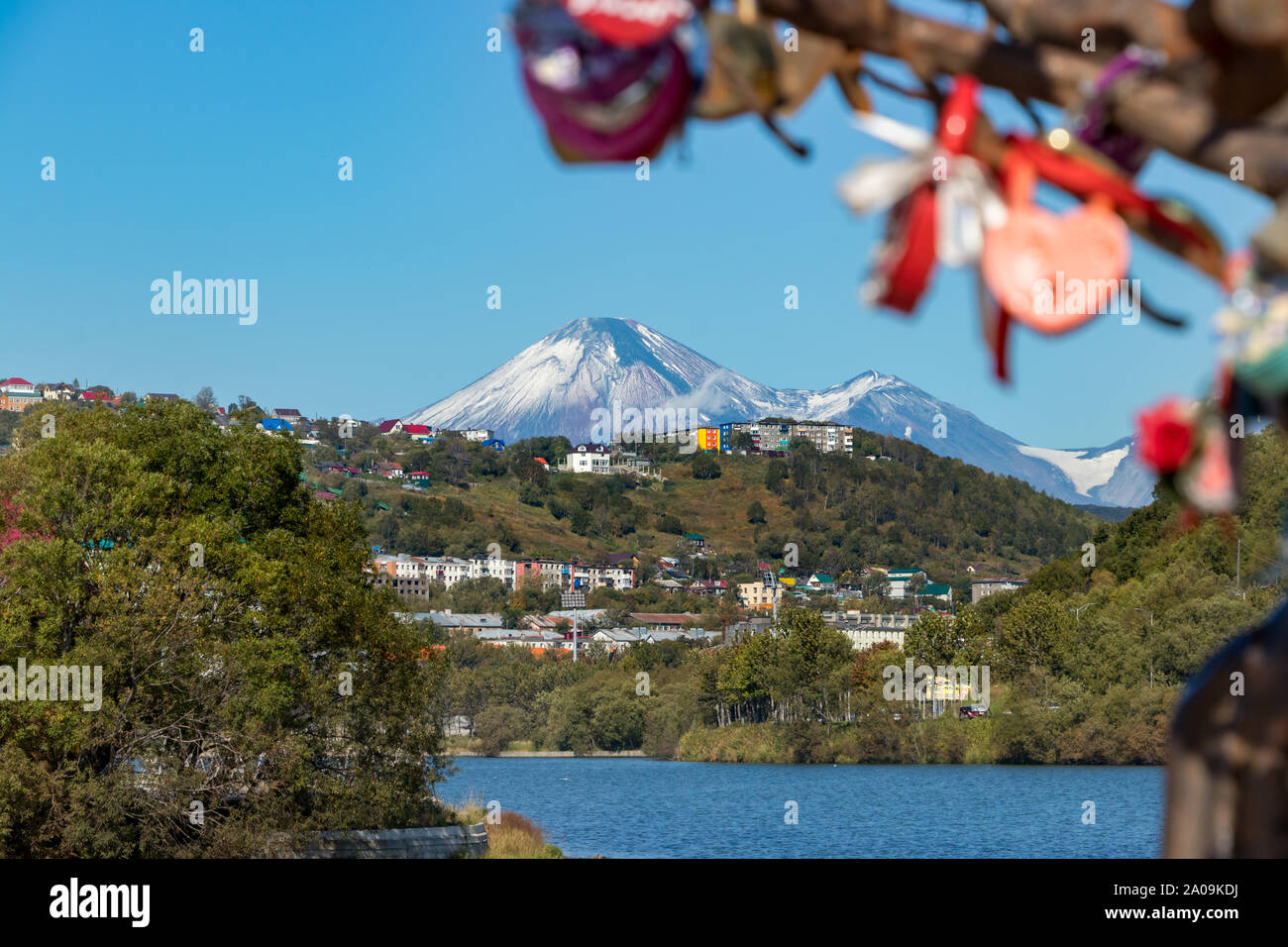 Vista del vulcano Avachinsky e case residenziali dalla Ozero Kultuchnoye lago in Petropavlovk, Russia. Foto Stock