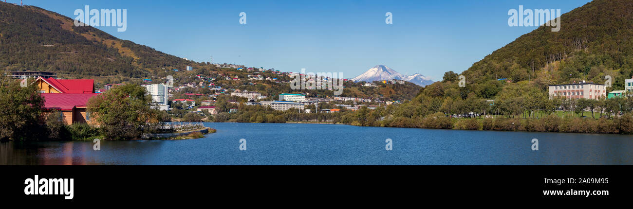 Il Ozero Kultuchnoye lago con il vulcano Avachinsky in background in Petropavlovk - Kamchatka, Russia. Foto Stock