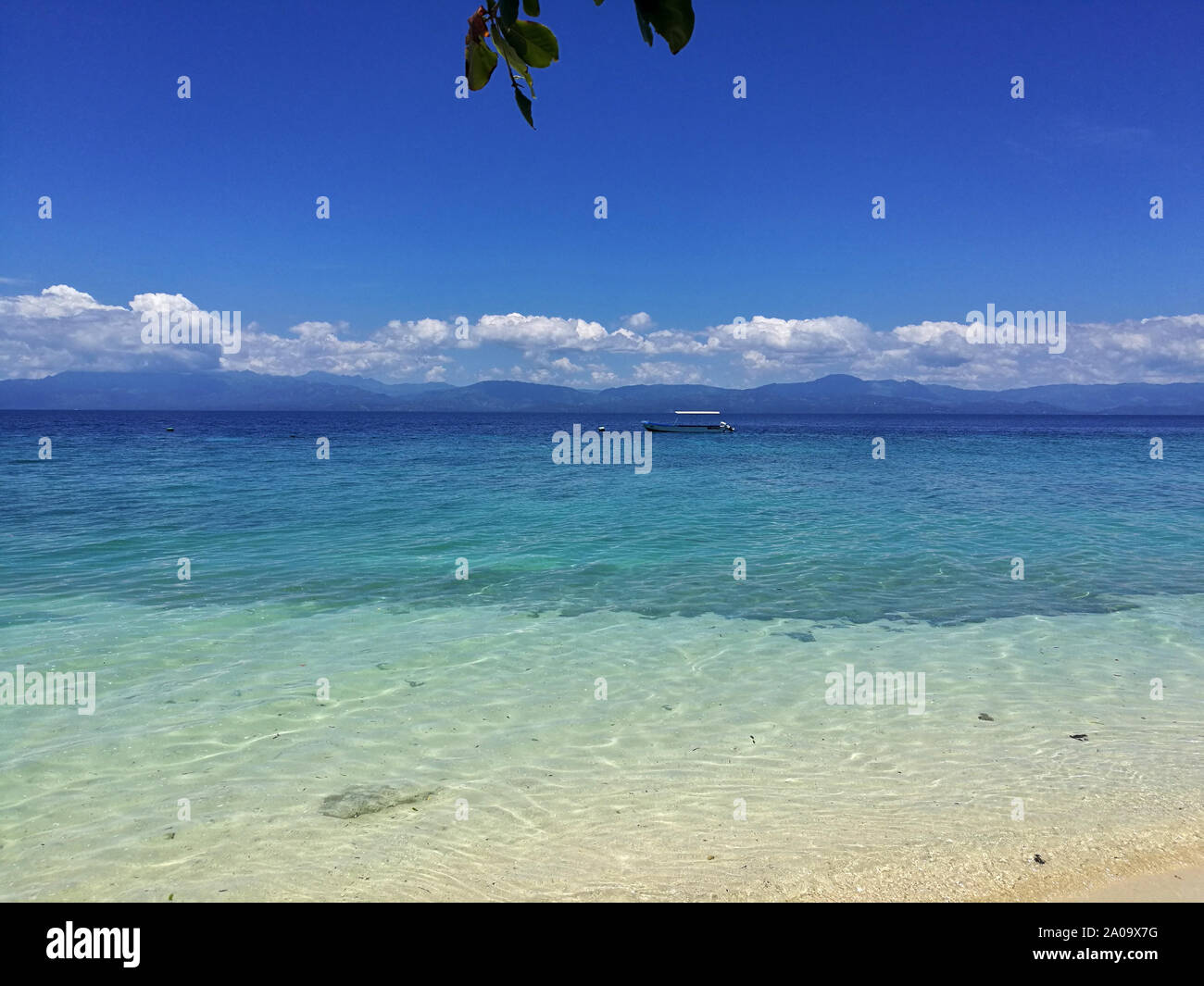 Vista la splendida spiaggia di sabbia bianca e acque turchesi dell'oceano in Moalboal, Cebu, Filippine Foto Stock