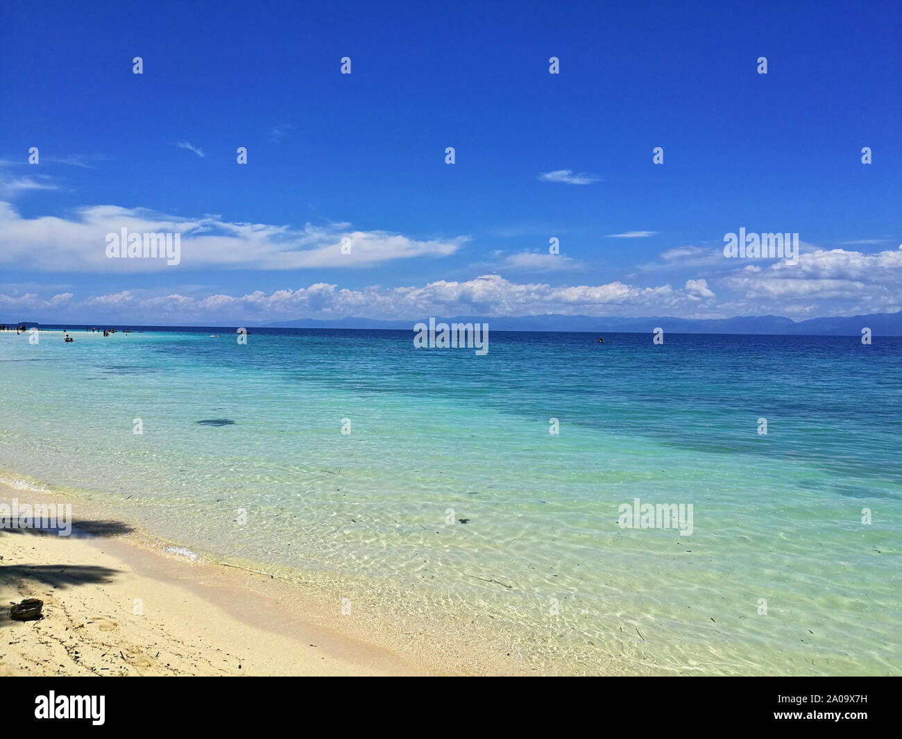 Vista la splendida spiaggia di sabbia bianca e acque turchesi dell'oceano in Moalboal, Cebu, Filippine Foto Stock