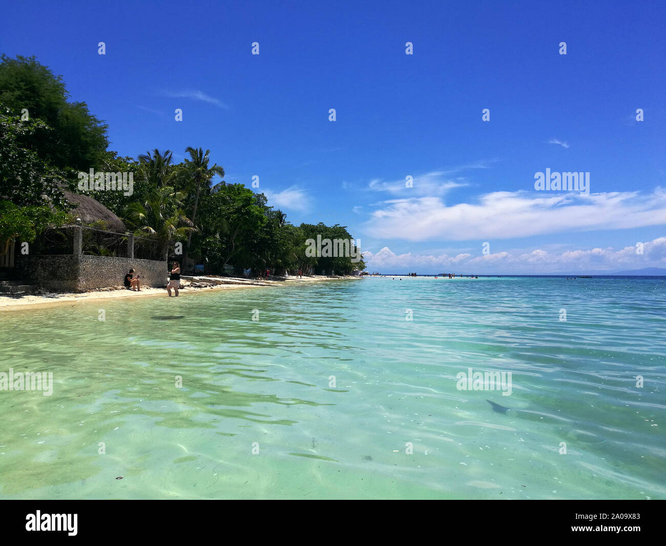 Vista la splendida spiaggia di sabbia bianca e acque turchesi dell'oceano in Moalboal, Cebu, Filippine Foto Stock