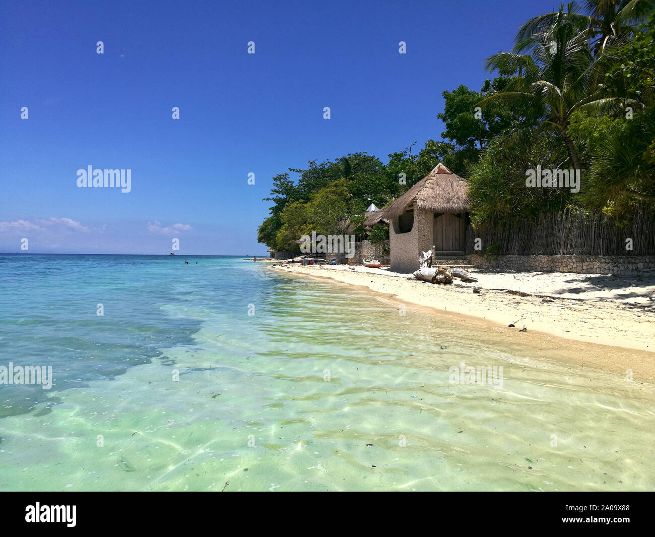 Vista la splendida spiaggia di sabbia bianca e acque turchesi dell'oceano in Moalboal, Cebu, Filippine Foto Stock