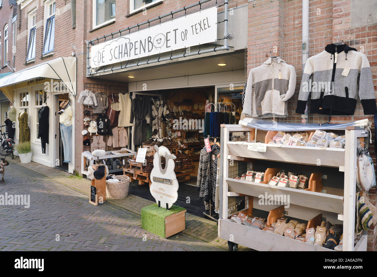 Den Burg, Texel / nel nord dei Paesi Bassi - Agosto 2019: Tourist shop 'De Schapenboet' di vendita di prodotti locali come vestiti fatti di lana di pecora di Texel Foto Stock