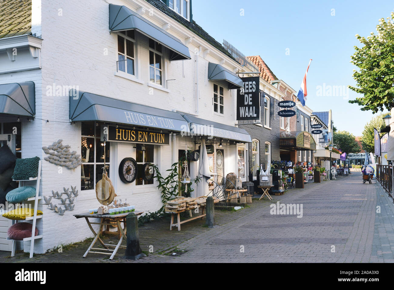 Den Burg, Texel / nel nord dei Paesi Bassi - Agosto 2019: turistici negozio 'Kees de Waal' di vendita di souvenir nel centro di den Burg sulla isola di Texel Foto Stock