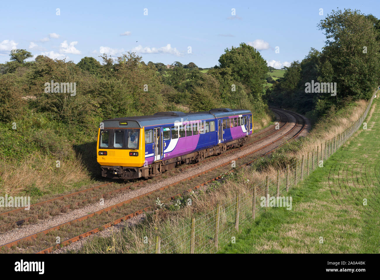 Arriva nord classe rampa 142 pacer treno passa Wennington sulla "rurale poco a nord occidentale" linea ferroviaria in Lancahsire Foto Stock