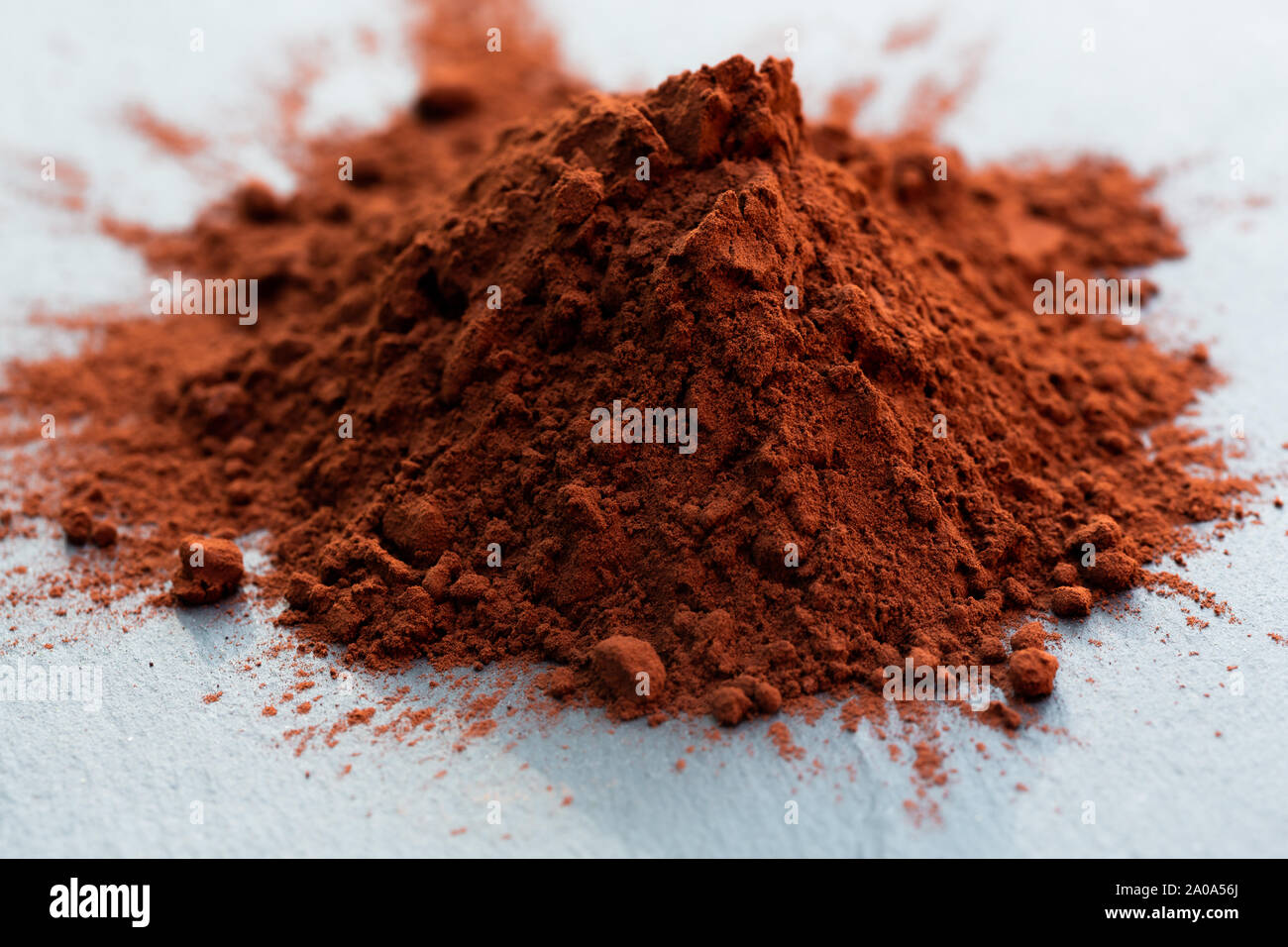 Pila di cacao in polvere sul tavolo Foto Stock