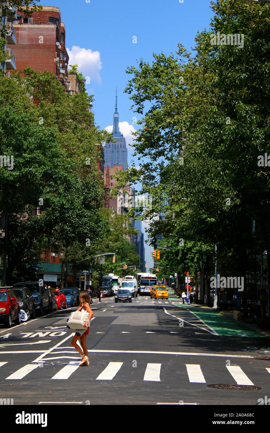 Vista nord della Quinta Avenue e da dove si comincia a Washington Square Park con Empire State Building nella distanza di Manhattan su luglio 26th, 2019 in Foto Stock