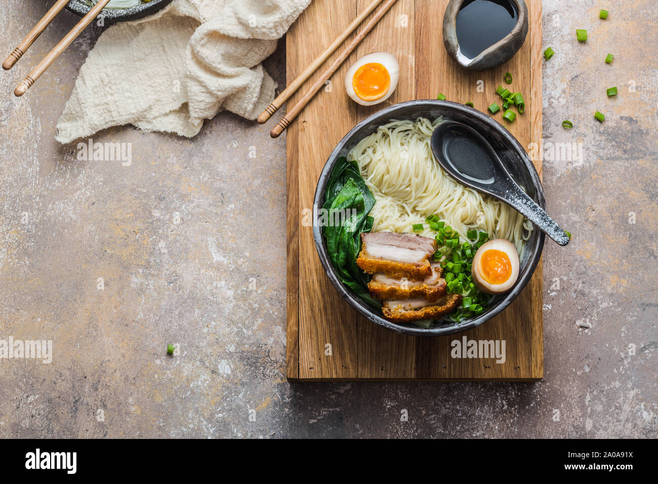 Tonkotsu ramen zuppa o osso di maiale, piatto laici spazio copia. Foto Stock