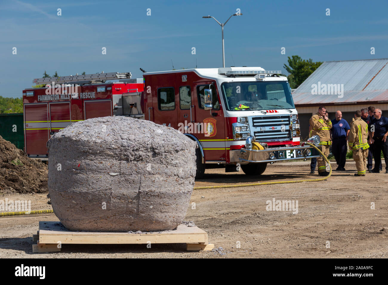 Farmington Hills, Michigan, Stati Uniti d'America. Xix Sep, 2019. Una gigantesca palla di essiccatore di lanugine del peso di 690 libbre impostare il Guinness dei Primati come la più grande del mondo di palla di lanugine. Dopo che essa è stata pesata, vigili del fuoco bruciato il panno come un avvertimento circa il pericolo di incendi di essiccatore a causa di sfiati non ripuliti. Il governo degli Stati Uniti dice circa 2.900 home essiccatore gli incendi si verificano ogni anno. Una pulizia sfiato company, essiccatore guidata di sfiato, raccolti i pelucchi da suoi affiliati. Credito: Jim West/Alamy Live News Foto Stock