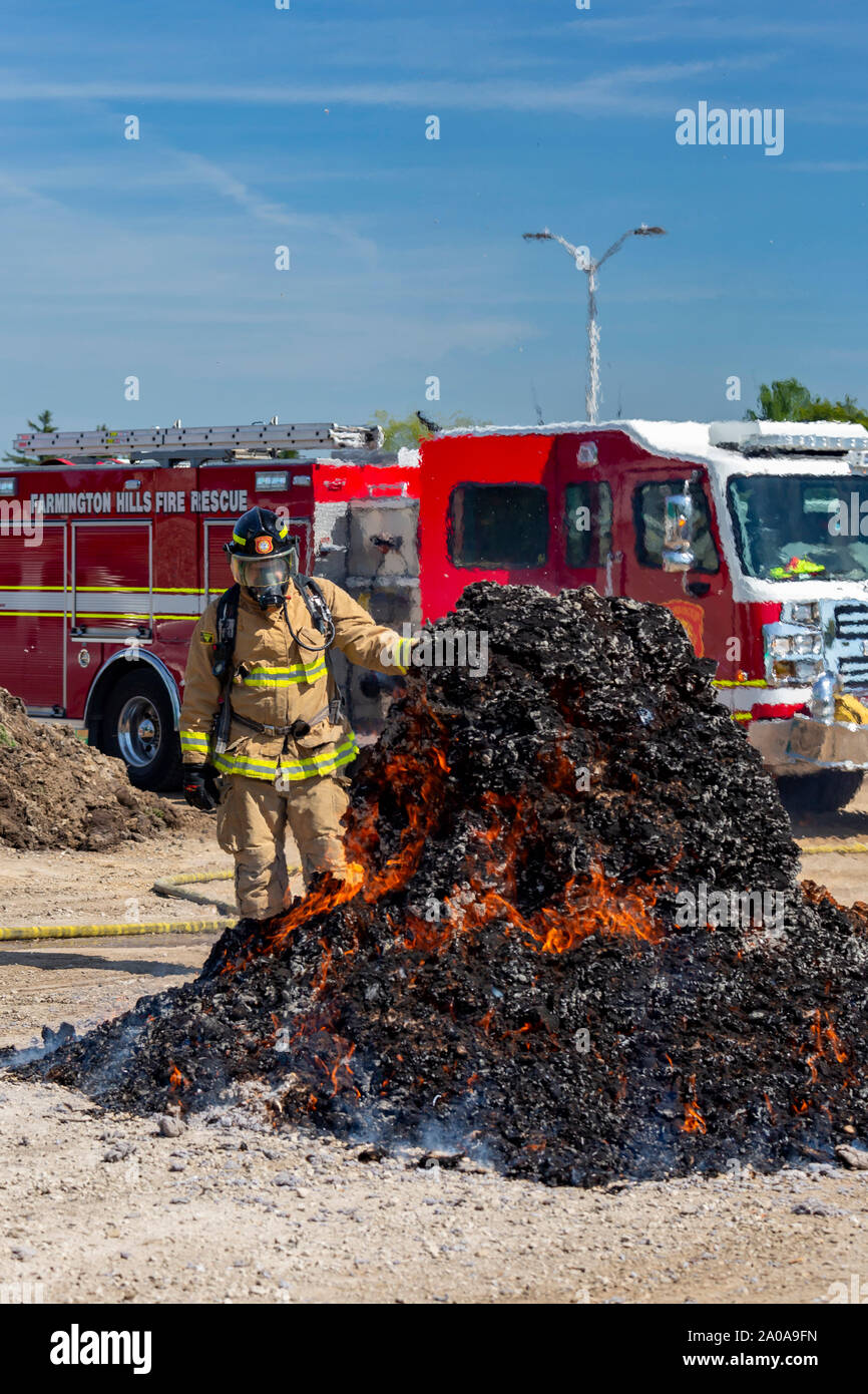Farmington Hills, Michigan, Stati Uniti d'America. Xix Sep, 2019. Dopo aver impostato il Guinness dei Primati come la più grande del mondo di palla di essiccatore pelucchi, vigili del fuoco impostare un 690-pound pelucchi palla sul fuoco come un avvertimento circa il pericolo di incendi di essiccatore a causa di sfiati non ripuliti. Il governo degli Stati Uniti dice circa 2.900 home essiccatore gli incendi si verificano ogni anno. Una pulizia sfiato company, essiccatore guidata di sfiato, raccolti i pelucchi da suoi affiliati. Credito: Jim West/Alamy Live News Foto Stock