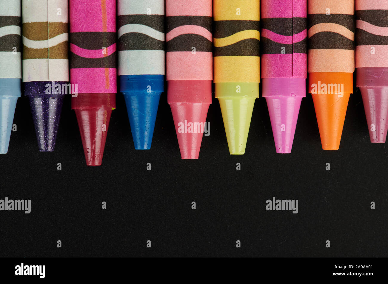 Disegno matite colorate sulla lavagna nera close up Foto Stock